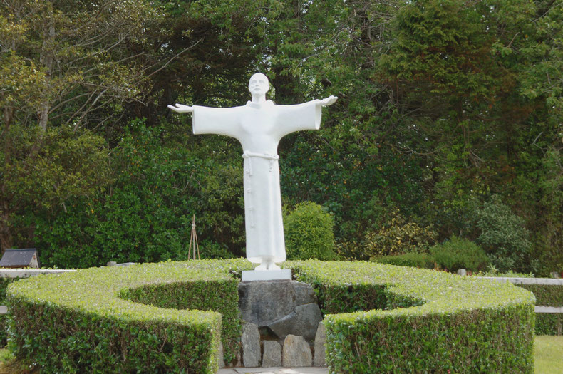 Denkmal an den Gründermönch der Ards Friary