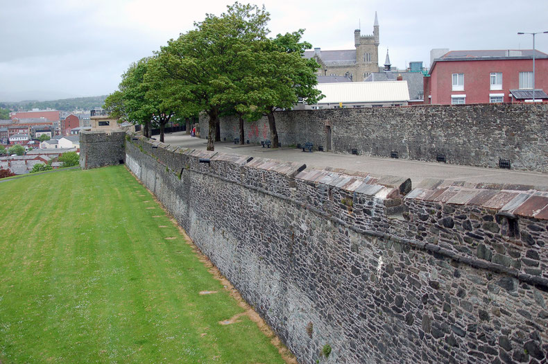 Derry hat noch seine komplette ehemalige Stadtmauer, auf der man gemütlich laufen kann