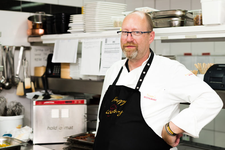 Nach dem fantastischen Weinevent mit der Bodega Paco García und uns im Moosburger Hof sprachen wir mit dem sichtlich zufriedenen Küchenchef Sven Tweer, wie er die Kaninchen-Ravioli zubereitete.