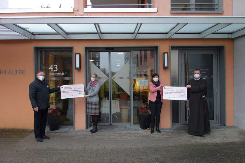 (von links) Der Vorsitzende des Freundschafts- und Fördervereins St. Marienwörth Ralf-Dieter Kanzler überreicht einen Scheck über 6.000 Euro an die Pflegedienstleiterin von St. Josef, Christine Wegener, und die Einrichtungsleiterin vom Haus Maria Königin,