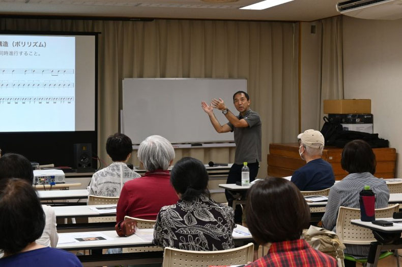 豊島区ジャズ講座風景。踊っているわけでは無く、「ポリリズム」を身体で説明しています。