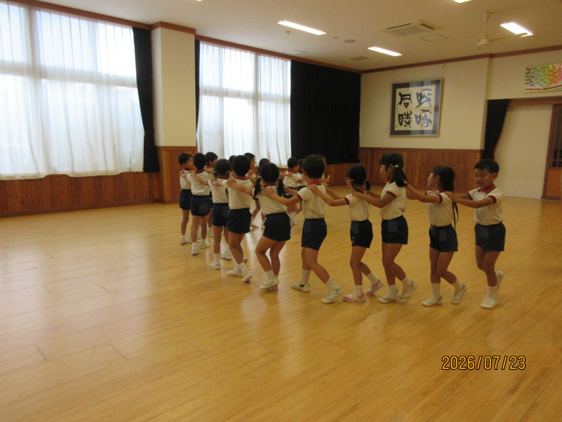 〝いろはにほへと〟を変化させた、わらべうた〝いろはにこんぺいとう〟は、かつての教育で用いられていた暗誦として格好の遊びだと考えています。最後の〝はげあたま〟を〝ひかるはお空のお星様〟で遊んでいます