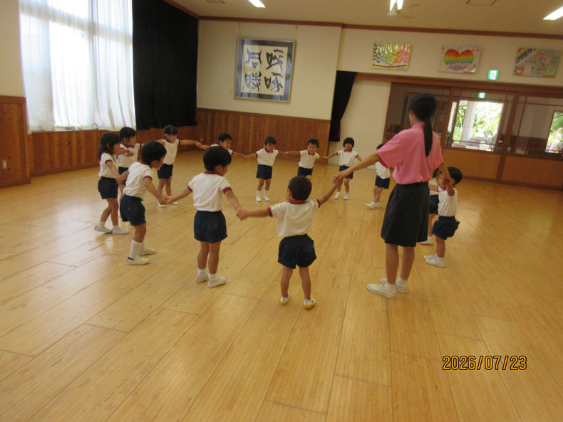 〝まーるくなーれ〟は〝平和意識のスタートの遊び〟と考えています。いつも子ども達の笑顔を見て背筋を伸ばします