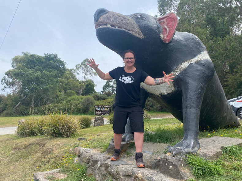 Anke Fietzek mit tasmanischem Teufel in Tasmanien