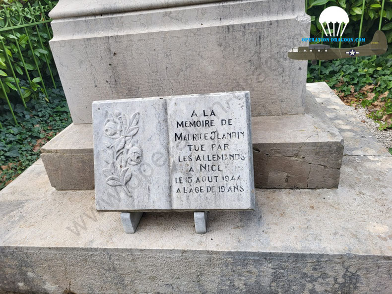 plaque hommage à Maurice FLANDIN devant le monument aux morts de la petite commune de St Antonin du Var
