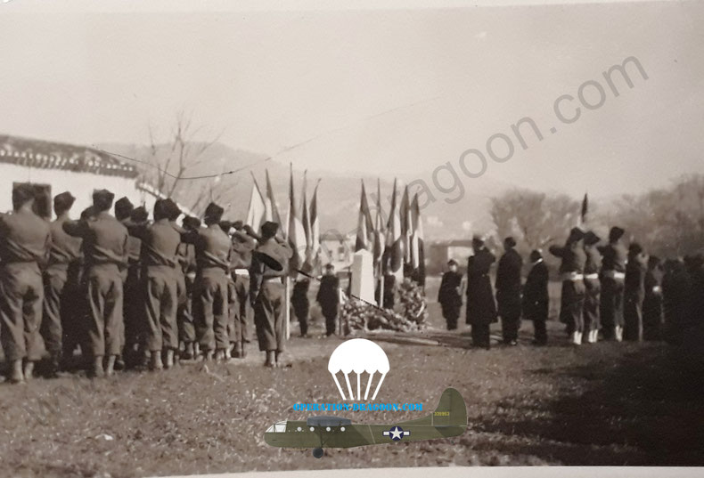 Unique photo de l'inauguration de la première stèle du Gendarme René SCHEERS sur le lieu de sa mort. nous pouvons remarquer les grand platanes du parc de la poste au fond à droite.