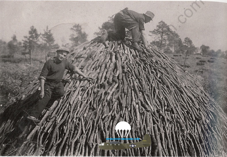 Printemps 1943 : Deux hommes du maquis du Pelenc, BOIXADE et MESSA sur une meule de bois prête à être enterrée pour commencer sa carbonisation. Source fond privé UNGEMACH-BENEDITE