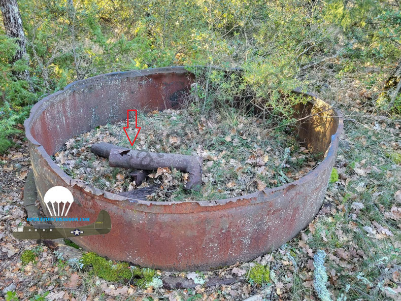 plus de 80 ans après, nous avons retrouvé l'une des dernières preuves matérielle du Maquis forestier du Pelenc, les restes d'un des four à carbonisation( noter les deux cheminées qui sont présentes sur le four de droite de la photo de 1944-flèché)