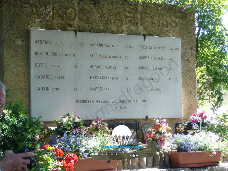 Monument de Saint Martin de Brômes, sur le bord de la départementale au lieu dit Vallon des Bayles.