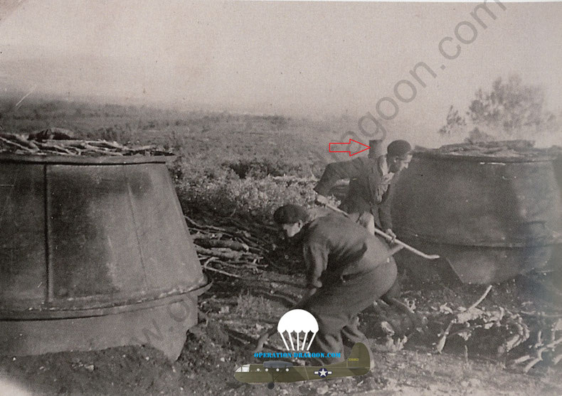 Pelenc 1943 : des hommes de BENEDITE entretiennent les fours à charbon de bois sous cloches métallique qui remplacerons les charbonnières a ciel ouvert. Source fond privé UNGEMACH-BENEDITE
