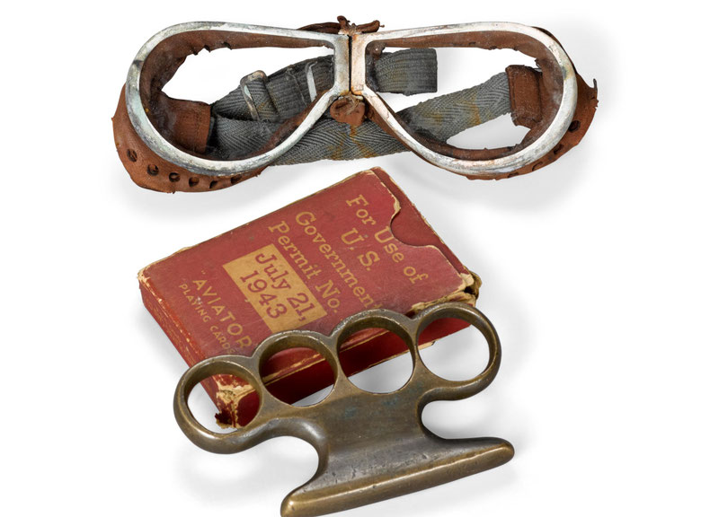 Lunettes utilisées pendant le saut, jeu de cartes et point américain ayant appartenu au capitaine Geoffrey JONES. (collection privée)