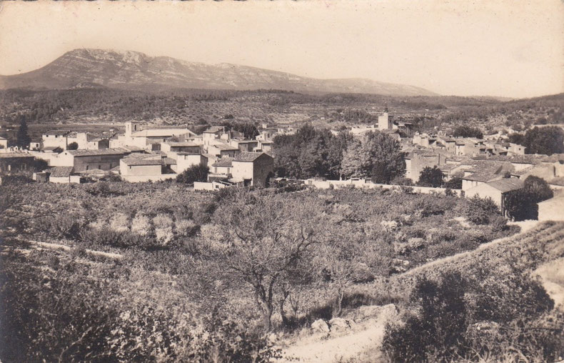 Vue du village de Correns avec le massif du Bessillon en arrière plan. La ferme de Pallière est située au pied du massif.