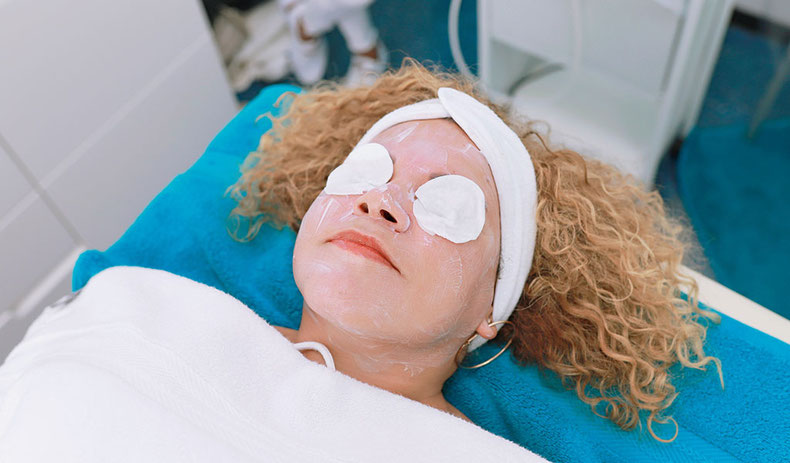 Gesichtsbehandlung bei Pérola Brasil Waxing and Beautystudio