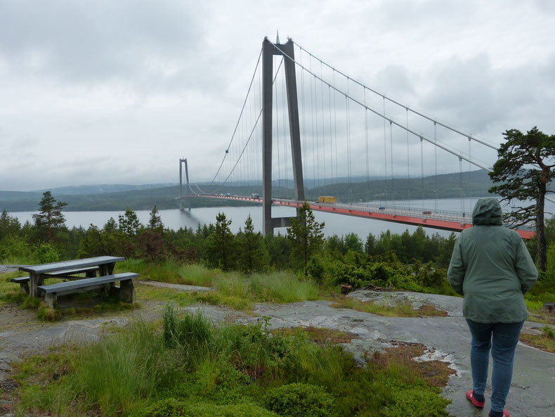 Die Brücke "Högakustenbron" über den Ångermanälven