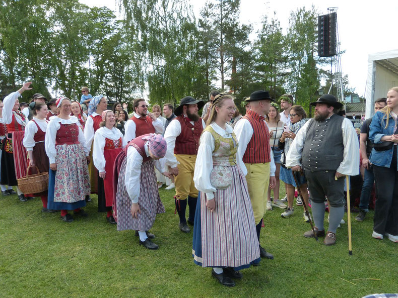 Folklore Tanzgruppe in traditionellen Kostümen