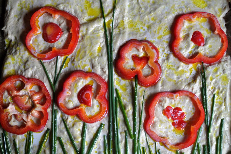 Fladenbrot als Focaccia Garden verziert