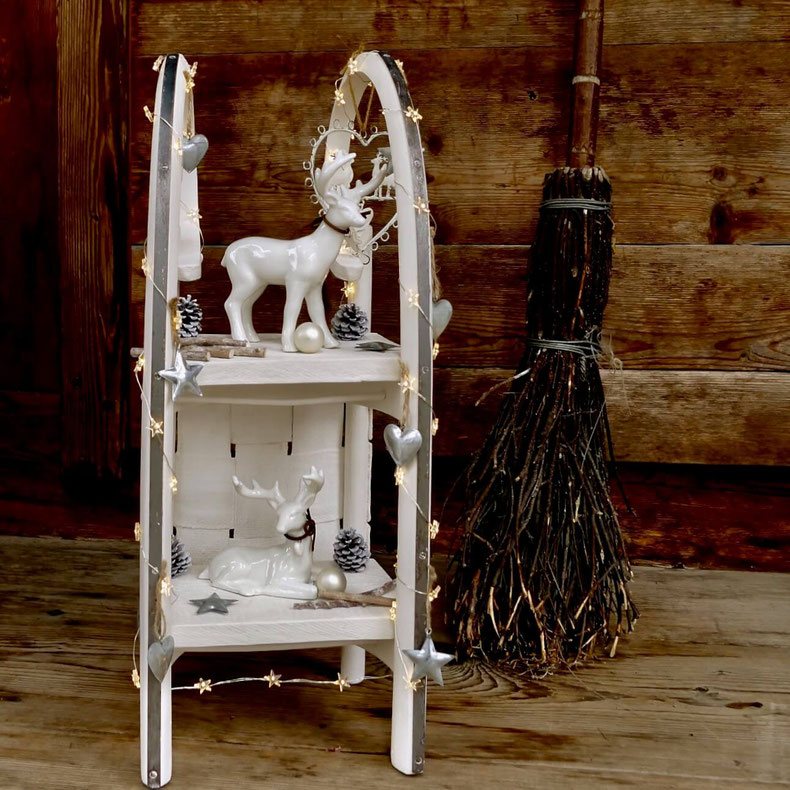 Deko Winter Weihnachten: Alter Schlitten als Regal