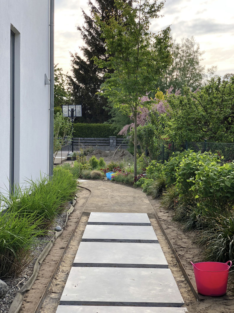 Unkonventionell. Modern. Der Weg zum Haus. dieartige // DESIGN STUDIO