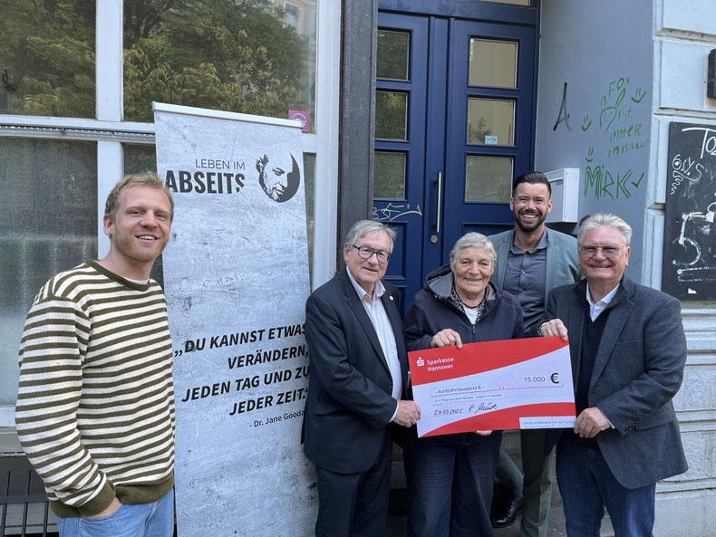 Von links nach rechts: Thorben Riemann (Leben im Abseits e.V.), Klaus Wicher (Sozialverband Deutschland e.V.), Gunhild Abigt (Leben im Abseits e.V.), Lukas Russmann (Meravis Wohnungsbau- und Immobilien GmbH), Peter Winter (Reichsbund Stiftung)