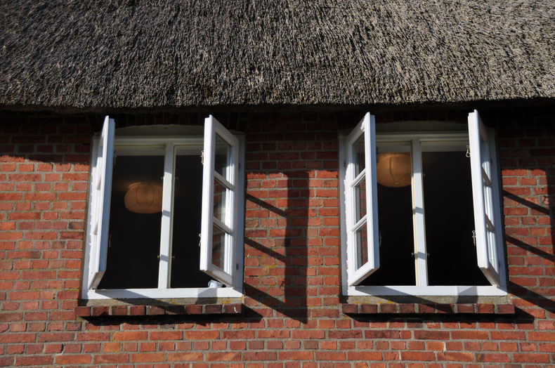 Diese Ferienwohnung unter dem Reetdach mit schönen Sprossenfenster bietet Erholung und Ruhe.