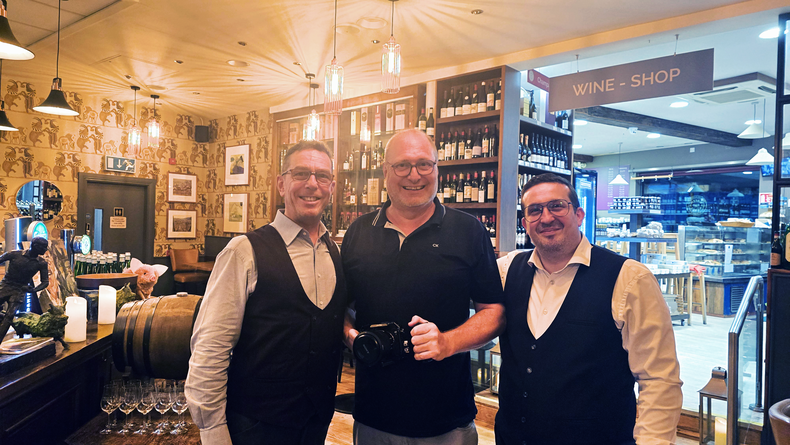 Im Gespräch mit Sommelier Jason McAuliffe (li.) und Kellner