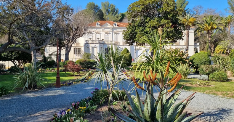 La somptueuse villa Marie, à Frejus où JONES et ses parents on vécu dans les années 30. (actuelle office de tourisme-447 rue A. Briand)