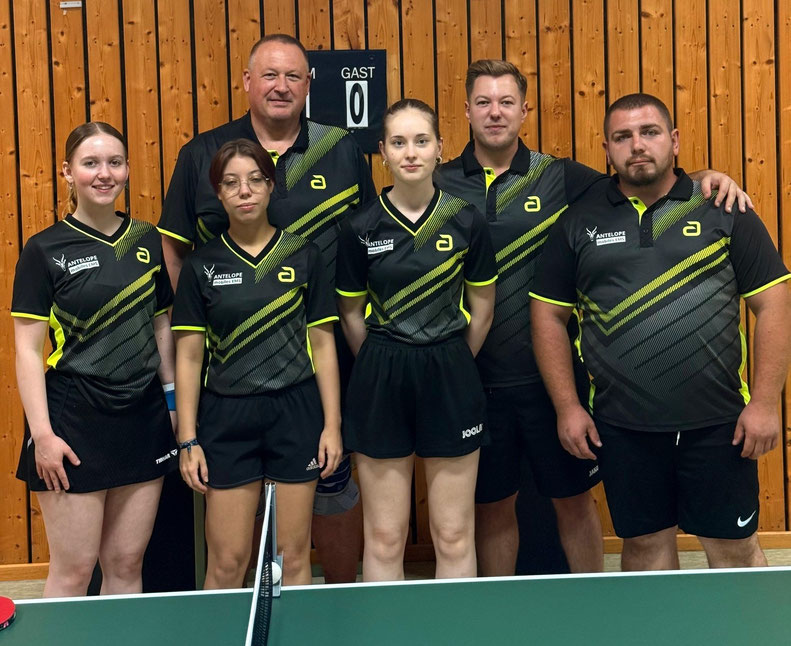 Mannschaftsfoto 25/26, v. l. n. r.: Lena, Viktoria, Jürgen, Novalee, Julian und Alban.