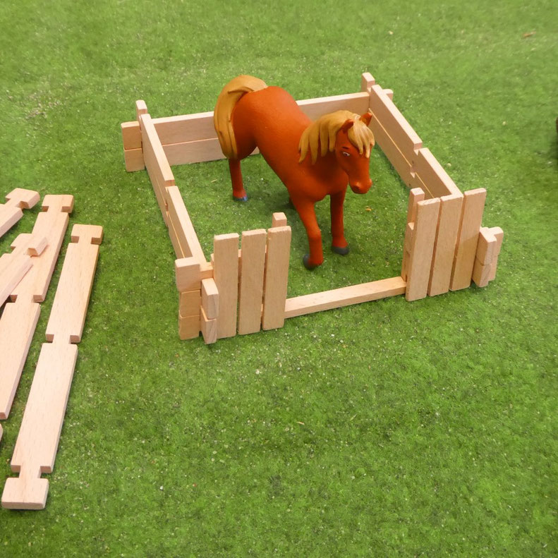 Spielszene Stallbausatz im Aufbau mit Pferd