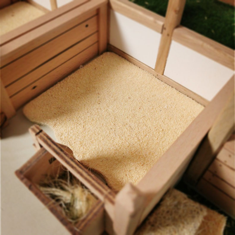 Spielszene einer Pferdebox mit eingelegter Einstreu Bodenplatte