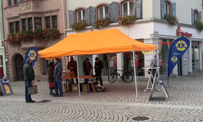 Verkauf der Adventskalender am Marktplatz in Villingen am 07.11.2020
