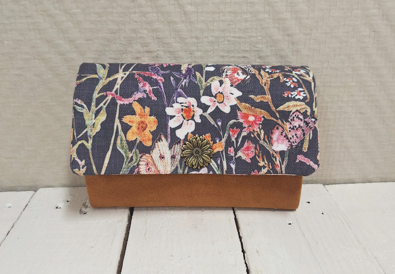 portefeuille femme style bohème, boho chic, taille moyenne, unique, pratique, original , faux cuir marron, tissu gris fleuri, idée cadeau fête des mères, anniversaire