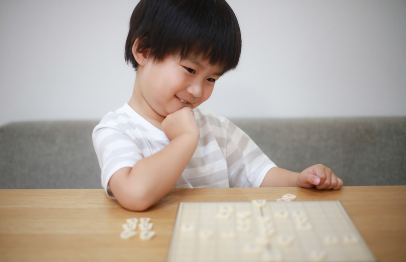 幼稚園児が将棋に挑戦しています。