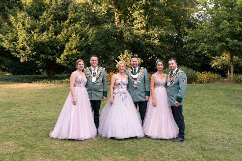 von links.: Julia & Christoph Türks, Königin Yvonne & König Thomas Türks, Ruth & Sebastian Bodewein (Foto:Pia Ramrath)