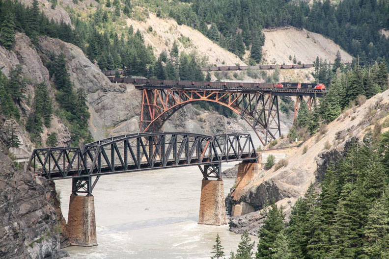 Den Fraser River entlang führen zwei Eisenbahnlinien, die Canadian Pacific und die Canadian National Railway. Im Flusstal verläuft auch ein Teil des Highway 1, des Trans-Canada-Highway-Systems.