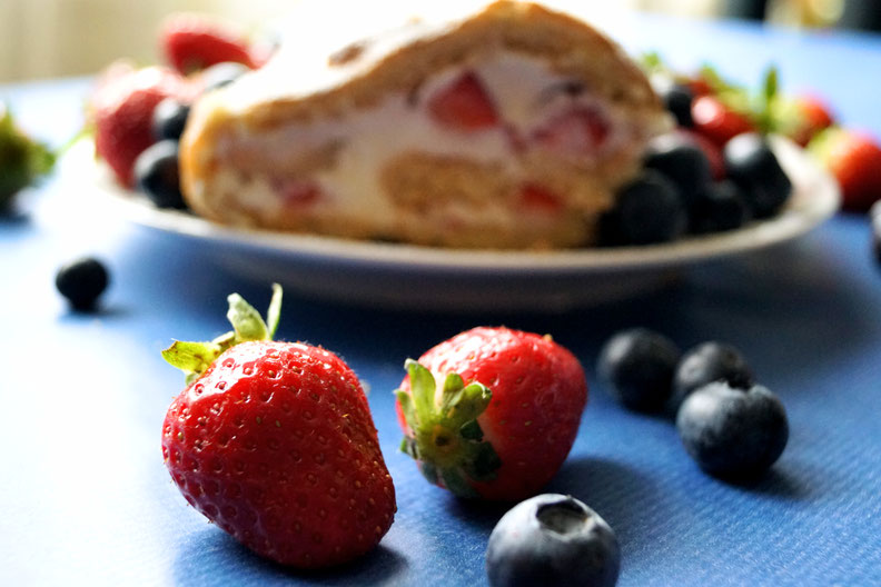 Erdbeerbiskuitrolle fast wie von Mama - zimtkringel - about food
