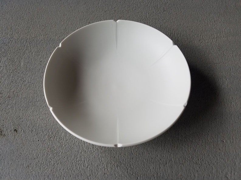 晩香窯の庄村久喜が作った器：シルクのような光沢感を持つ白磁の器。