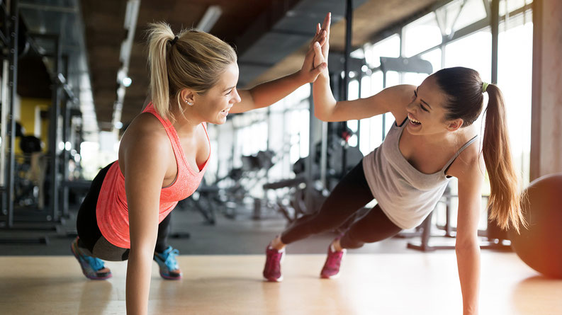 Zwei Frauen machen Fitness