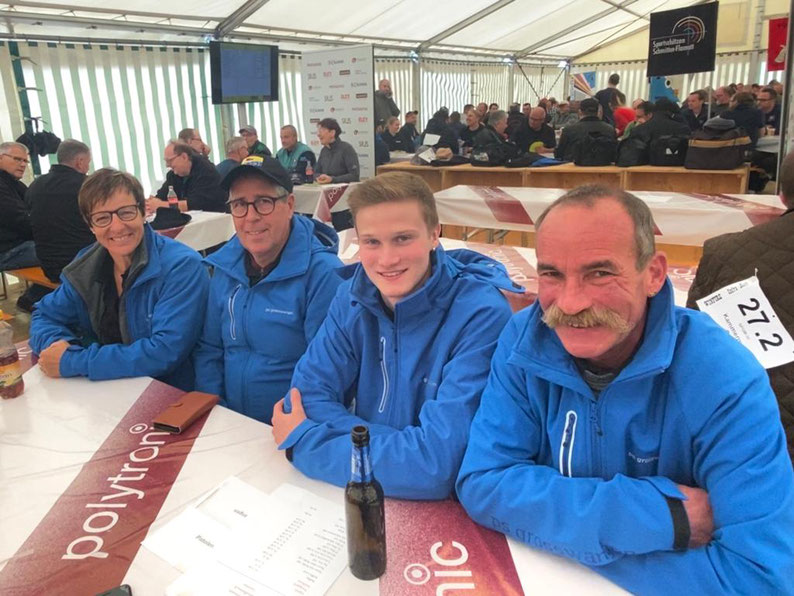 Gut gelaunt trotz verpasstem Finaleinzug: Anneliese Z'Rotz, René Glanzmann, Manuel Fischer und René Koller.