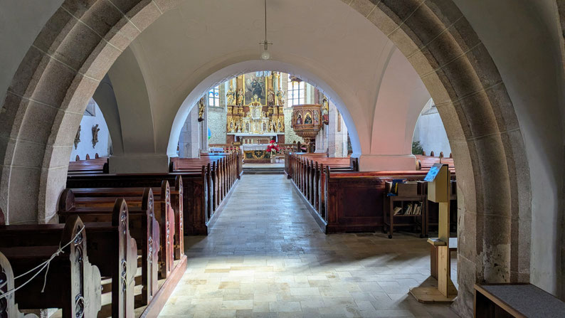 Innenansicht der prächtigen Kirche von Hellmonsödt, an welche die Gruftkapelle angebaut ist.
