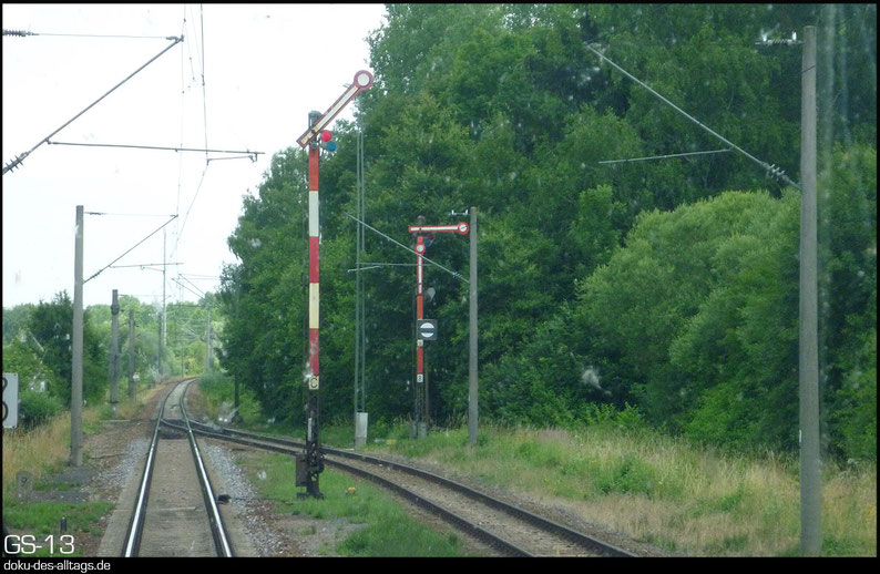 Ausfahrt Bahnhof Weichering von Gleis 2 in Richtung Ingolstadt mit auf "Fahrt" stehenden Signal