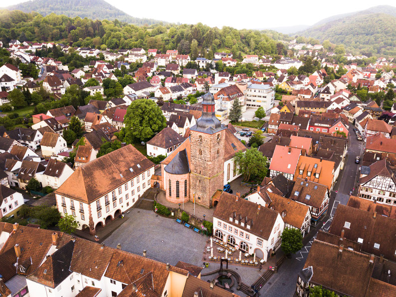 Protestantische Kirche, Marktplatz und Rathaus der Stadt Annweiler am Trifels