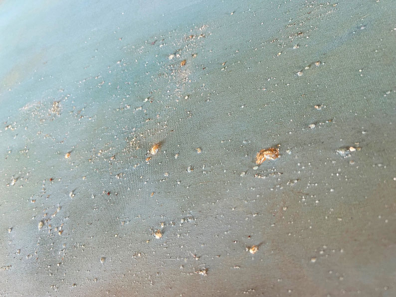 Abstrakte Malerei auf Leinwand, Miloriblau und Curcuma, weißer Steinkreide und zerstoßenem Weihrauch mit Goldlasur - Impulse zu Heilung und Resilienz