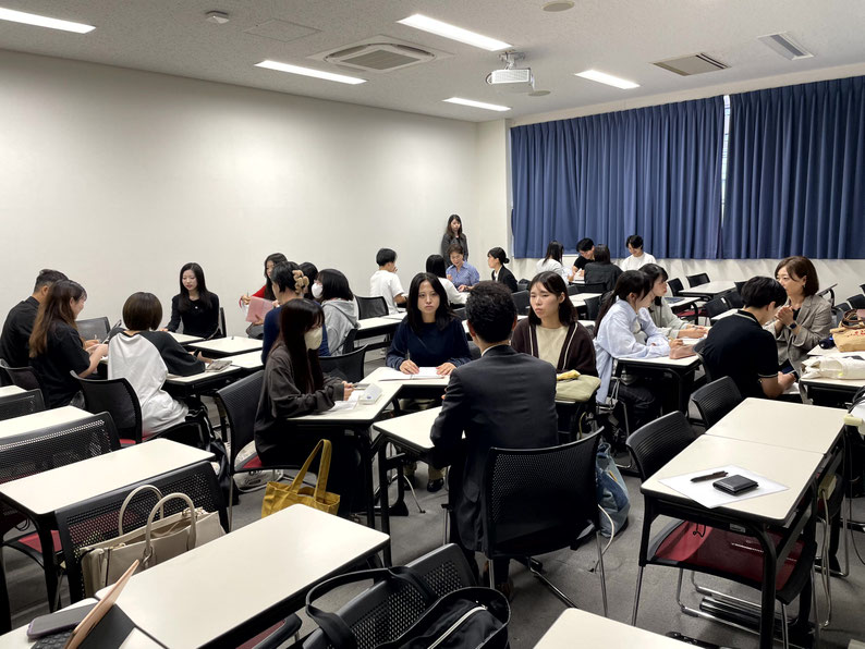 京都外国語大学 蝦名ゼミ生によるフリーディスカッションの一コマ(2025年10月15日撮影)