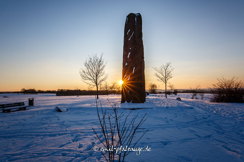 Herrlicher Sonnenuntergang am Sandstein Monolith bei Donsieders im Winter