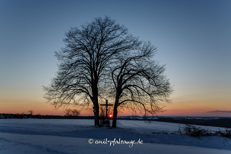 Sonnenuntergang am Feldkreuz beim Monolith