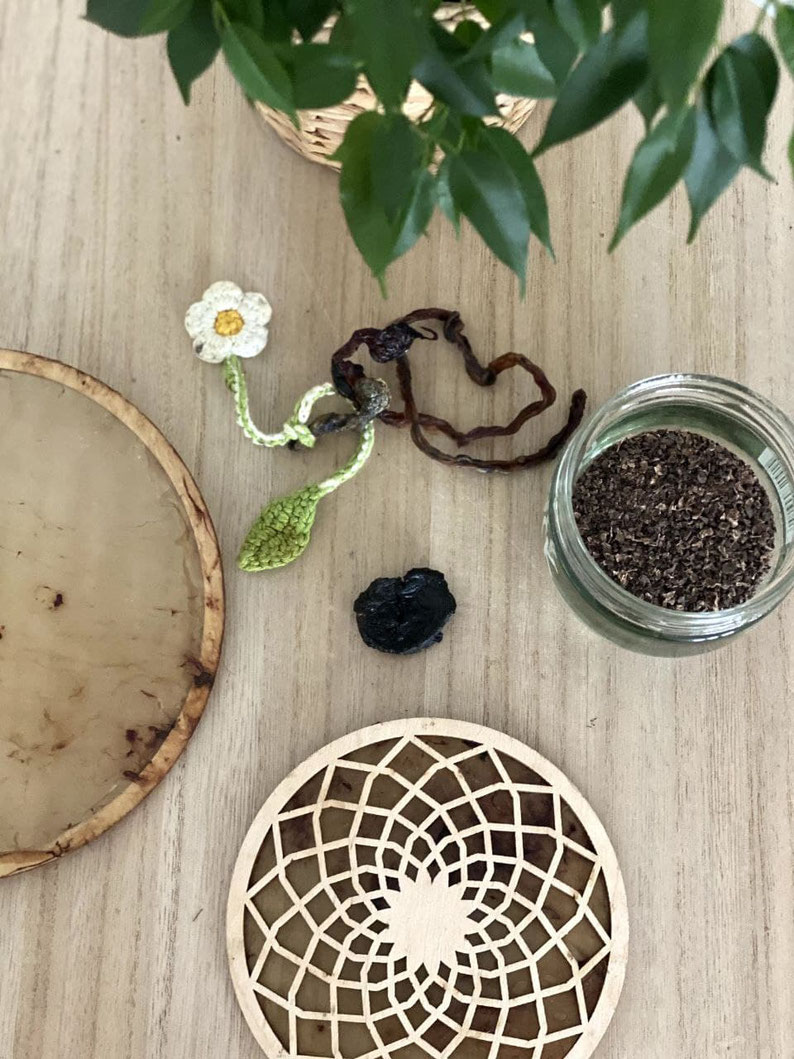 Dried cord with crocheted cord tie. The wooden frames were covered with membranes from the bag of waters. A placenta talisman in the middle. Placenta powder in the little bowl. More about placenta in an article coming soon.  (Picture by Linda Göpel.)