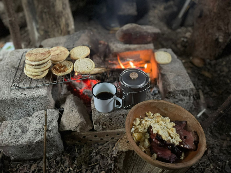 Frühstück am Lagerfeuer, Kaffee, Brot, Rührei, Speck