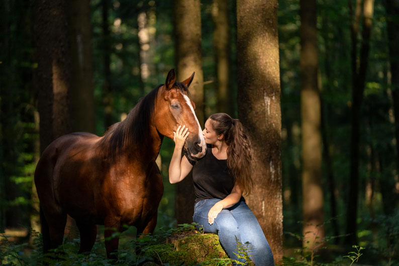 Foto im Wald von einem Pferd und Mädchen