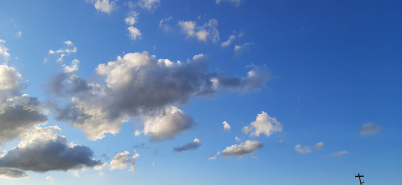 Wolken an einem Sommerhimmel