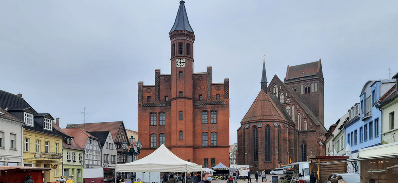 Ein Markplatz mit historischen Gebäuden und einer Kirche